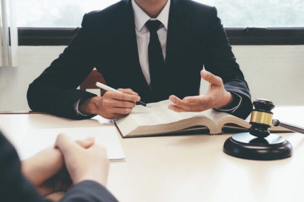 Việc tham vấn ý kiến luật sư ngay từ giai đoạn hòa giải tại cơ sở sẽ giúp bảo vệ tối đa quyền lợi hợp pháp. 